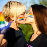 Facebook censure une photo d'un baiser entre filles